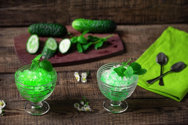 Postre de verano granizado, pepino picado y congelado y jugo de menta en tazones de vidrio