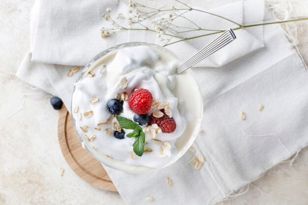 Postre de yogur con avena, arándanos, frambuesa y menta