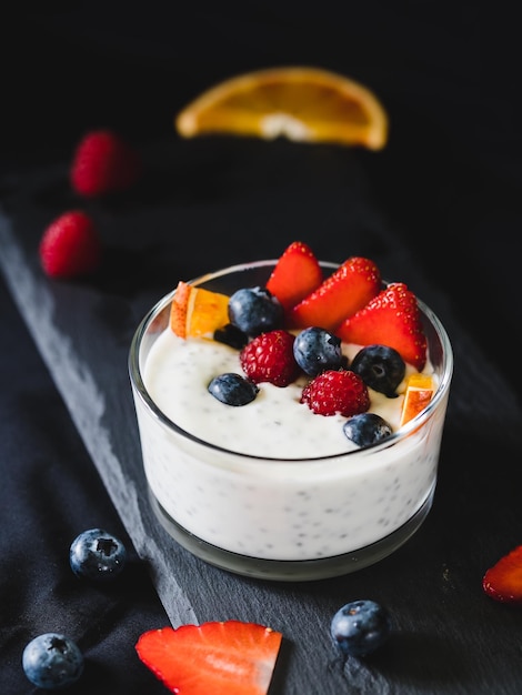 Foto postre de yogur con bayas de chía y naranja postre saludable