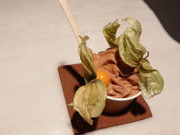 Postre de yogur derretido con decoración de frutas en cafetería Madrid España