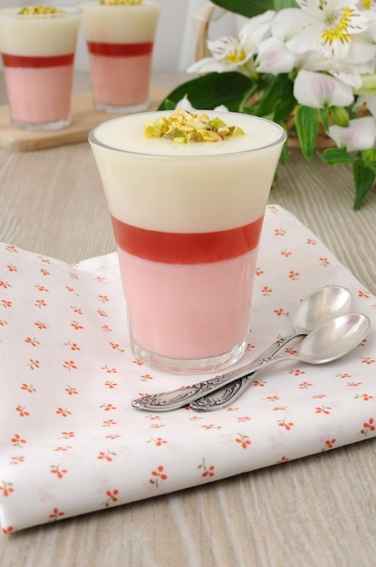 Postre de yogur de fresa con pistachos