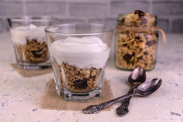 Postre de yogur griego y granola en vaso