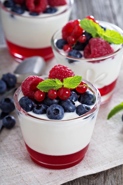 Postre de yogur con mermelada y bayas frescas