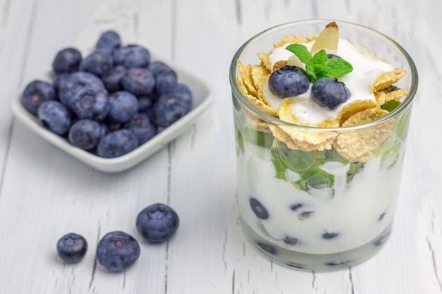 Postre de yogurt con arándanos, kiwi y cereales