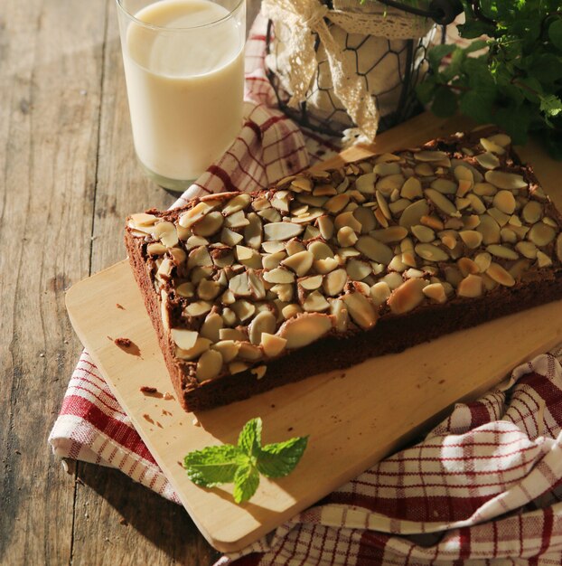 Postres de brownies de chocolate con maní y almendras.