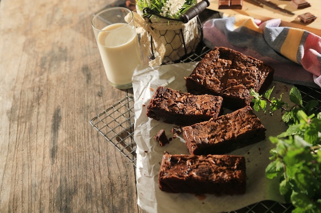 Postres de brownies de chocolate en rodajas