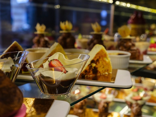 Postres en un buffet de hotel