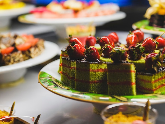 Postres en el buffet en un restaurante