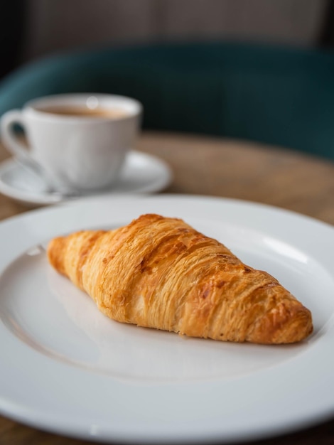 postres café con croissant desayuno almuerzo