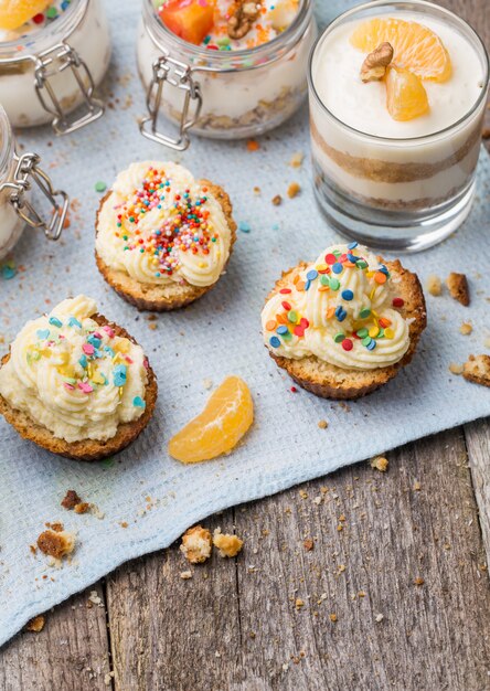 Postres caseros - galletas con yogurt, mandarinas y nueces en vaso.