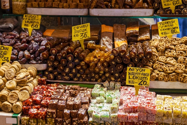 Postres y dulces dispuestos en una tienda en el Gran Bazar de Estambul