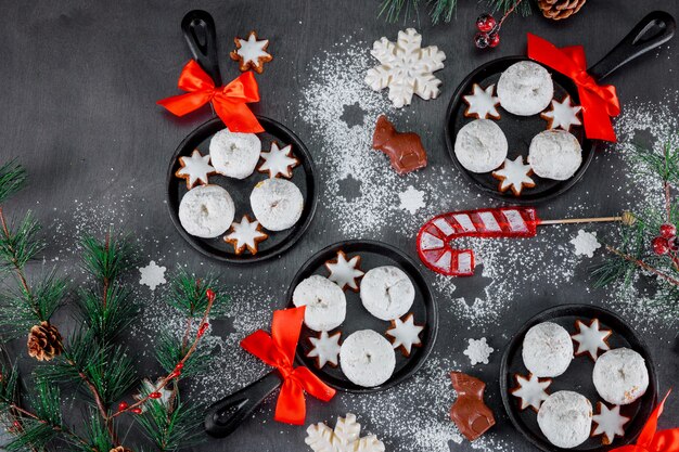 Postres dulces con galletas y galletas para las fiestas.