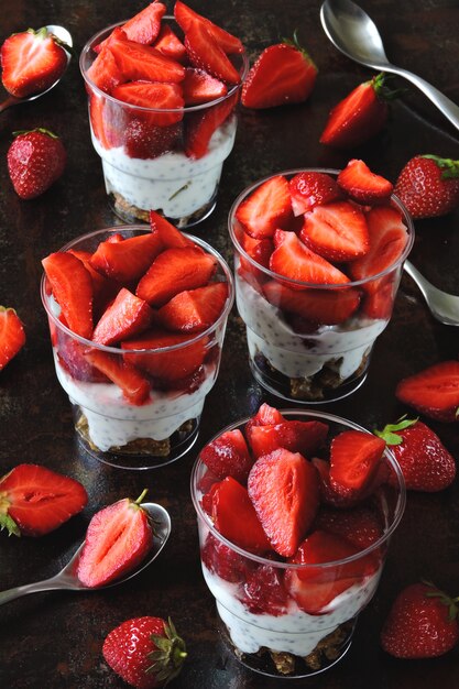 Postres de fresas de verano con yogurt griego y chia.