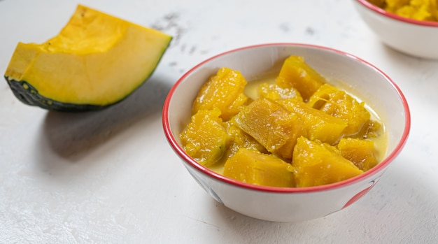 Postres hechos con calabazas y leche de coco en un tazón