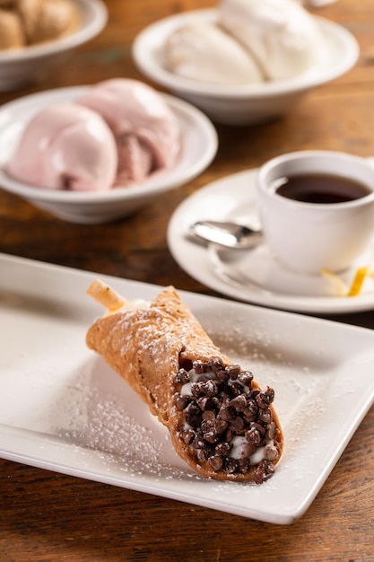 Los postres italianos tradicionales cannoli en el plato