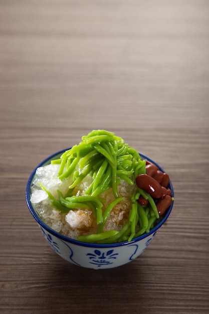 Foto los postres malasios llamados cendol cendol está hecho de cubitos de hielo triturados y una variedad de dulces y frutas