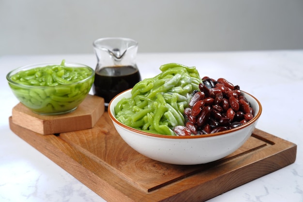 Postres malasios llamados Cendol, elaborados con cubitos de hielo triturados, fideos cortos pandan y frijol rojo.