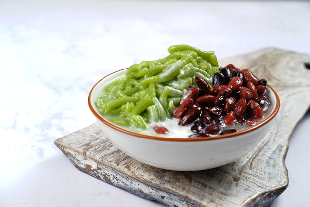 Postres malasios llamados Cendol, hechos de cubos de hielo triturados, fideos cortos pandan y Red Bea