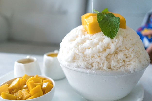 Postres de mango Bingsu y hielo raspado con mango