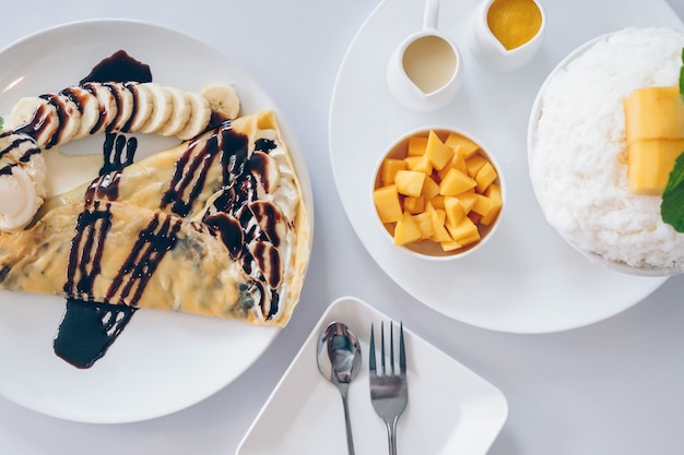 Postres de mango Bingsu y hielo raspado con mango