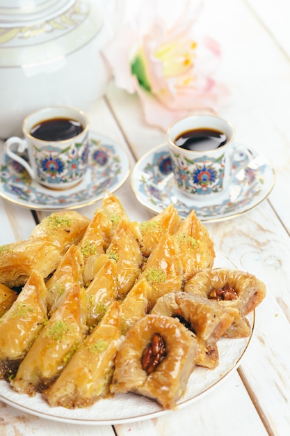 postres orientales tradicionales en mesa de madera