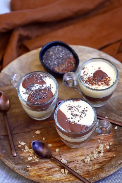 Foto postres saludables en mugs budines de vainilla y chocolate con semillas de chía y linaza