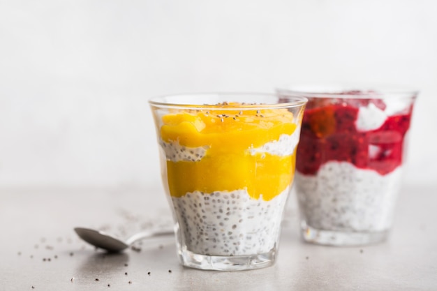 Postres saludables de yogurt con semillas de chia.