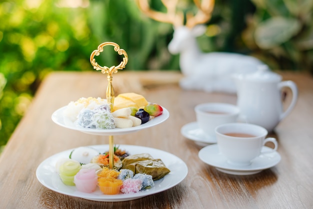 Foto postres tailandeses y té tailandés caliente en la mañana
