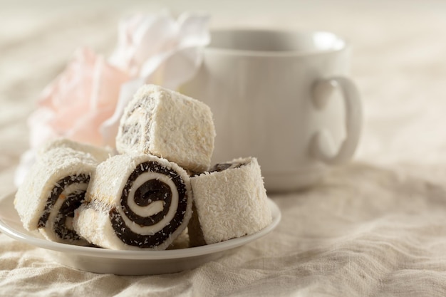 Postres tradicionales orientales en la mesa.