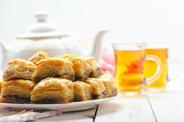 Postres tradicionales orientales sobre fondo de madera