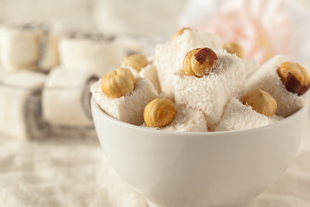 Postres tradicionales orientales sobre la mesa.