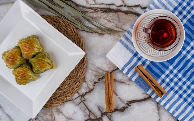 Foto postres turcos baklava rellenos de mejillones en un plato de concepto de cocina.