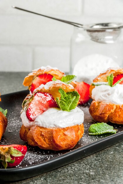 Postres de verano. Horneado casero Cake profiteroles con crema batida