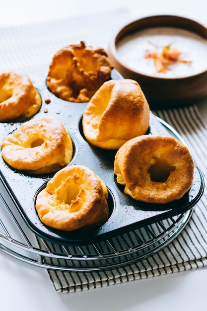 Postres de Yorkshire con relleno de pescado, en una bandeja de metal vieja