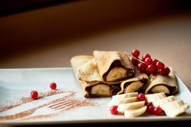 Postretortitas calientes con crema de chocolate y plátano Decorado con grosellasPostre dulce