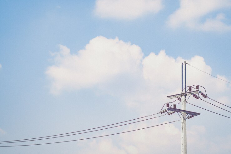 Posts de la electricidad contra el cielo azul con el fondo de la idea del concepto del ambiente del espacio de la copia
