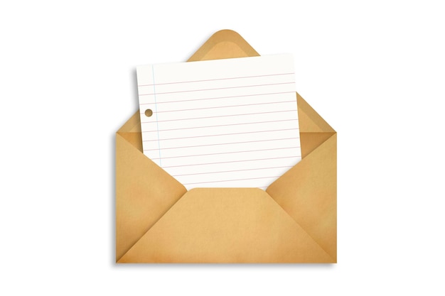 Postumschlag mit einem Blatt Papier, das auf weißem Hintergrund herausragt