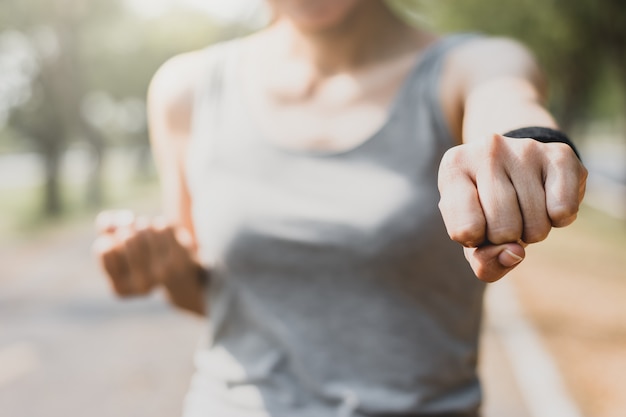 Postura derecha de la yoga de la mujer de la aptitud en la calle.