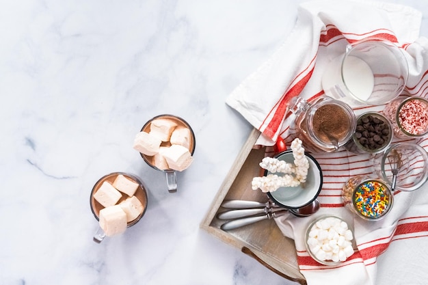 Postura plana. Barra de chocolate quente com variedade de cobertura na bandeja.