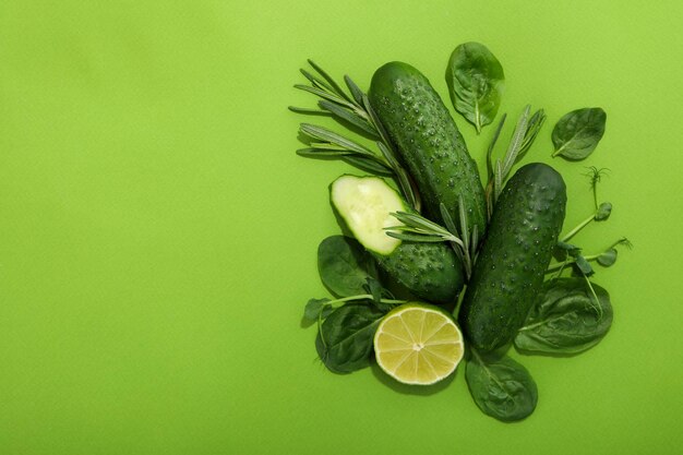 Postura plana com comida verde sobre fundo verde