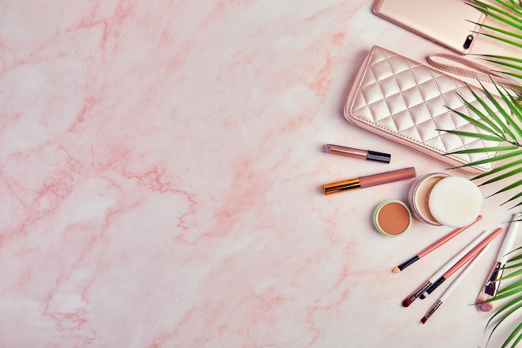 Foto postura plana com conjunto de cosméticos decorativos, ferramentas de maquiagem e acessórios femininos em rosa