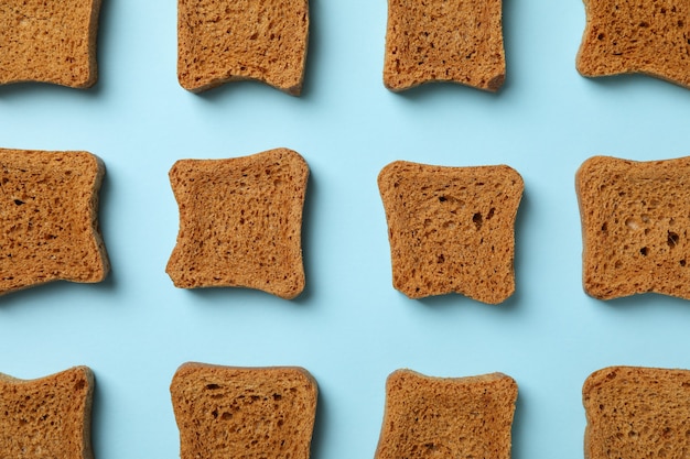 Postura plana com fatias de pão de sanduíche no fundo azul