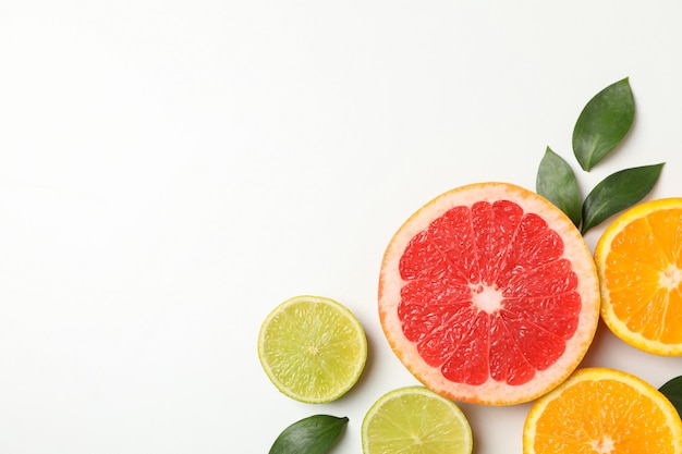 Postura plana com frutas exóticas em fundo branco, vista superior