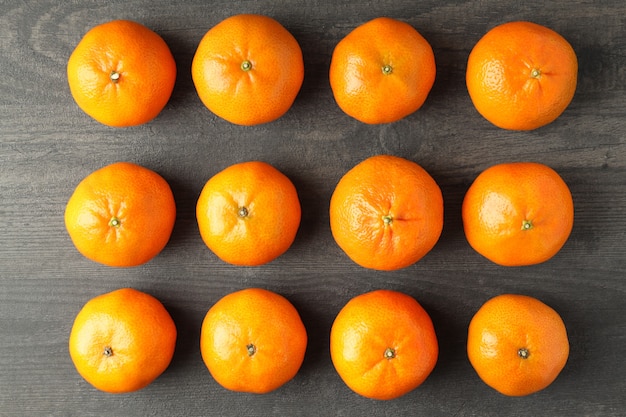 Postura plana com saborosas tangerinas na mesa de madeira texturizada