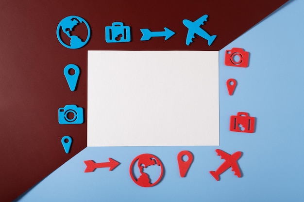 Postura plana com símbolos de viajante no conceito de viagem de fundo vermelho e azul