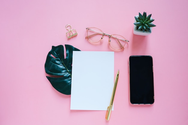 Postura plana da mesa do espaço de trabalho, papelaria mínima com smartphone e notebook