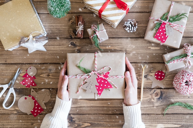 Postura plana das mãos da mulher com presente de Natal