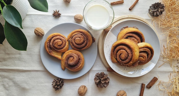 Foto postura plana de composição de pãezinhos de canela assados caseiros