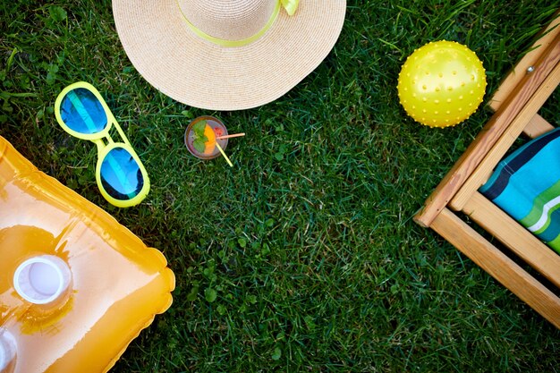 Postura plana de férias ao ar livre com fundo de verão brilhante ou conceito de estilo de vida de viagens