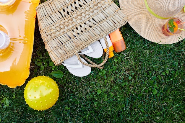 Postura plana de férias de praia de verão brilhante ao ar livre ou conceito de estilo de vida de viagem